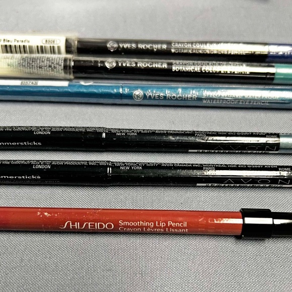 6 EYE PENCILS, 6 LIPSTICKS AND HOLT RENFREW COSMETIC BAG, YVES ROCHER, AVON, ETC - Picture 8 of 16